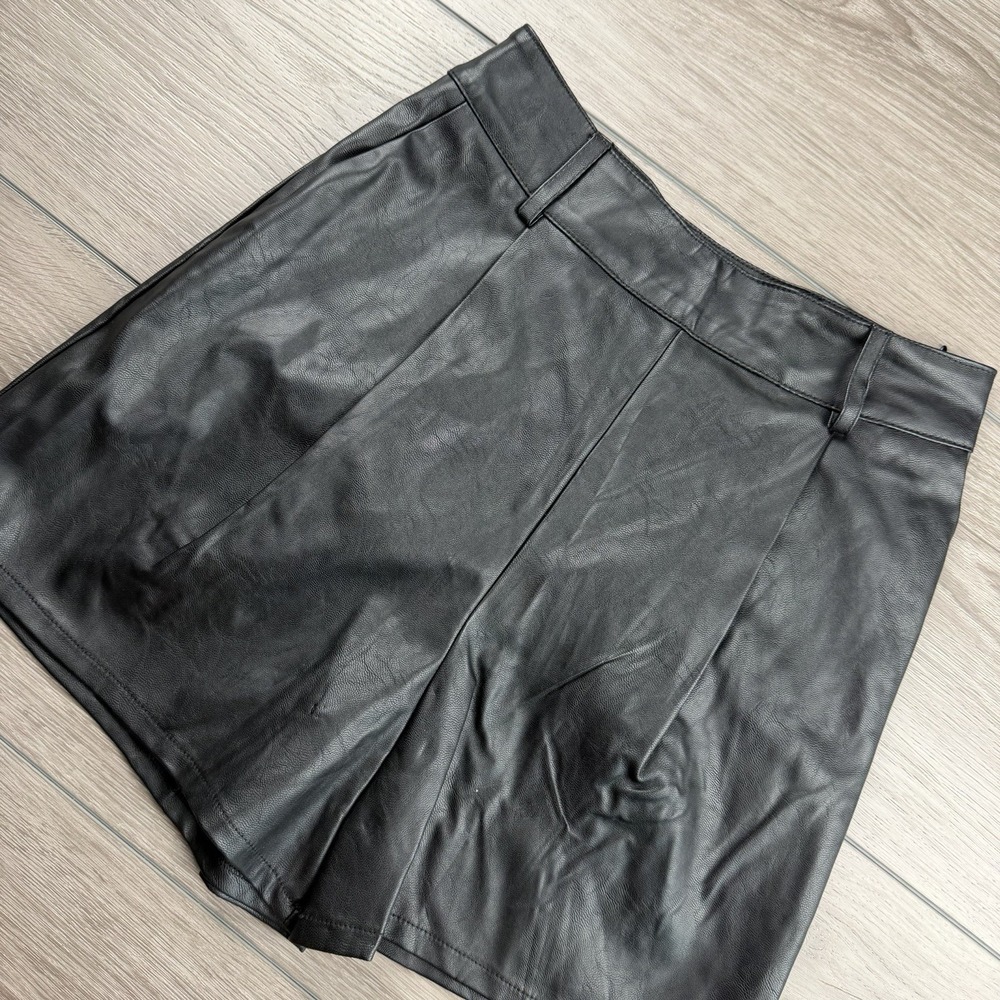 ASOS Women's Faux Leather Pleated Shorts High Waisted Black 4 New
